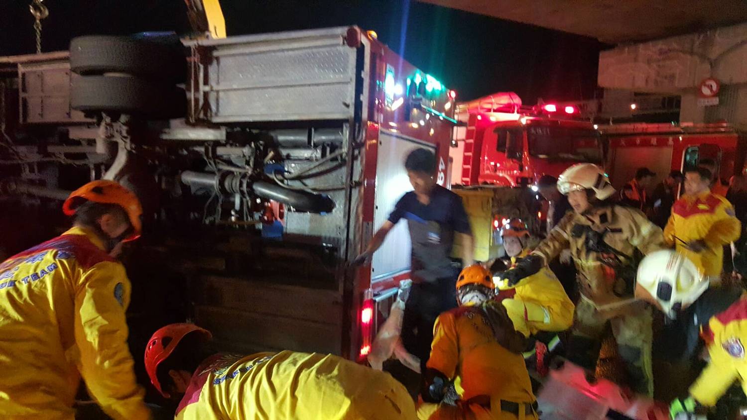 高雄市消防局鳳祥分隊水箱車車禍,警消單位出動7個分隊、17車42人前往搶救。 圖:翻攝自高雄市消防局 高雄市消防局鳳祥分隊水箱車車禍,警消單位出動7個分隊、17車42人前往搶救。 圖:翻攝自高雄市消防局