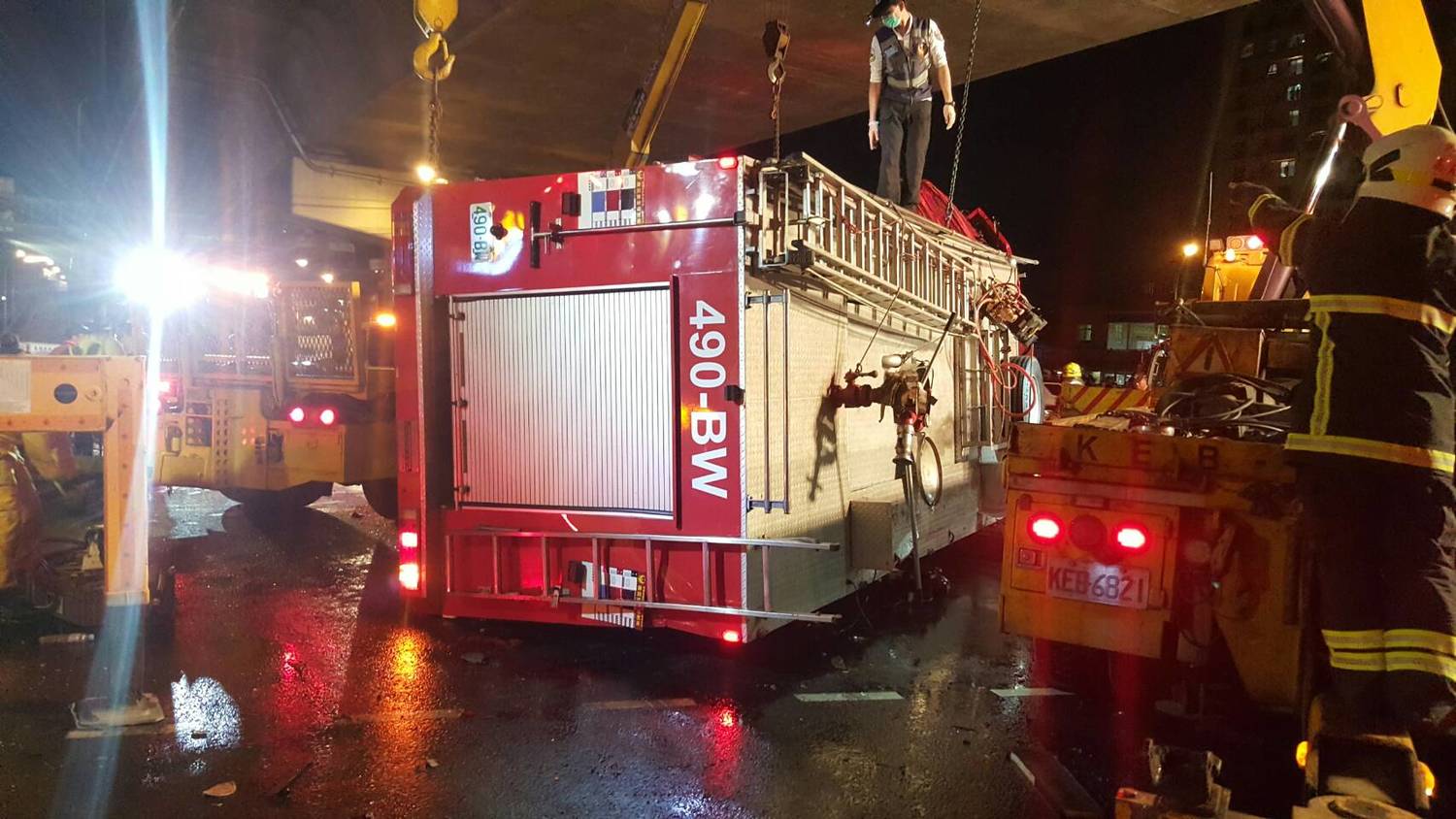 高雄市消防局水箱車90度翻覆,可見撞擊力道之大。 圖:翻攝自高雄市消防局 高雄市消防局水箱車90度翻覆,可見撞擊力道之大。 圖:翻攝自高雄市消防局