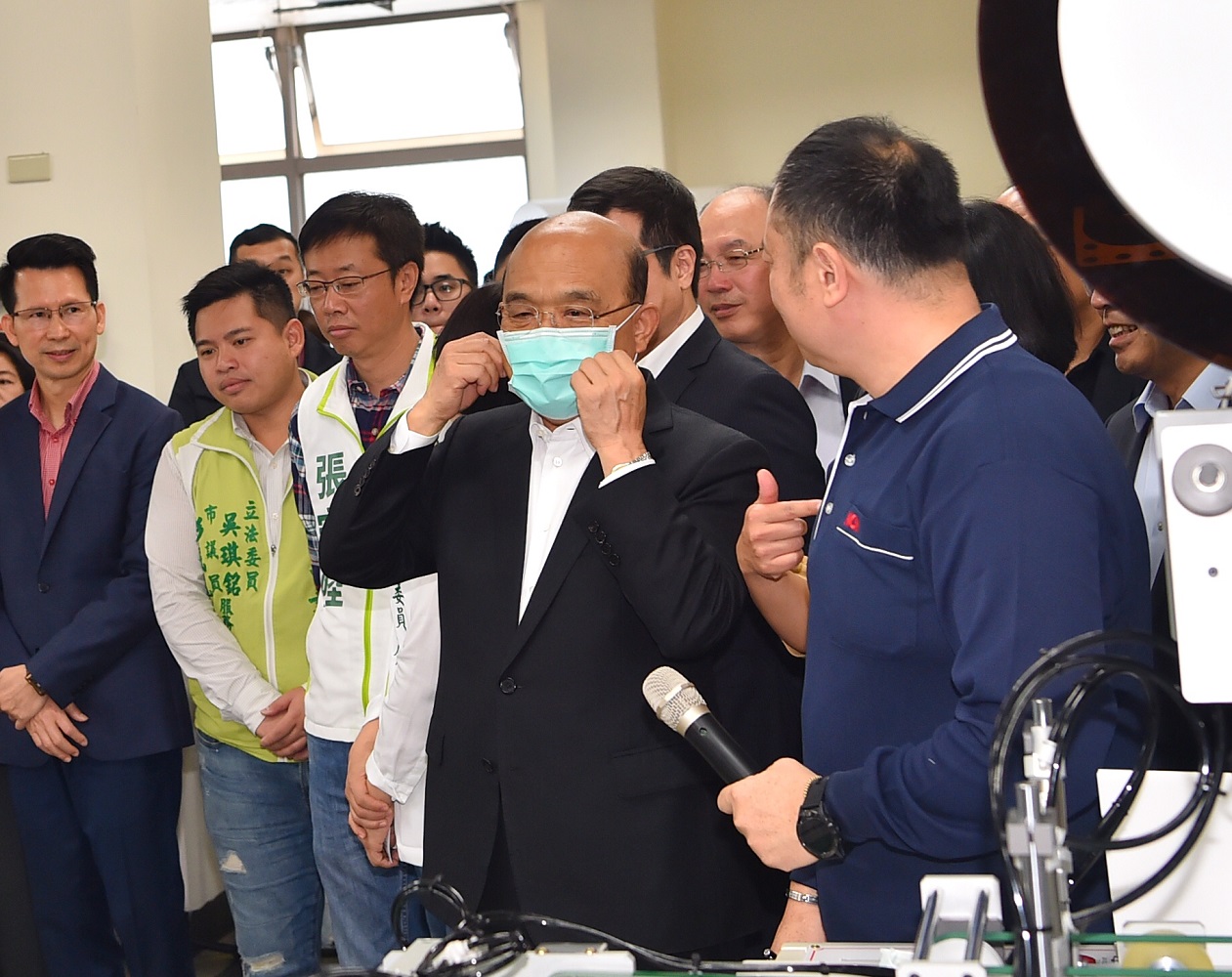 行政院長蘇貞昌今(14)天上午到新北視察口罩設備生產新機組。 圖:行政院提供 行政院長蘇貞昌今(14)天上午到新北視察口罩設備生產新機組。 圖:行政院提供