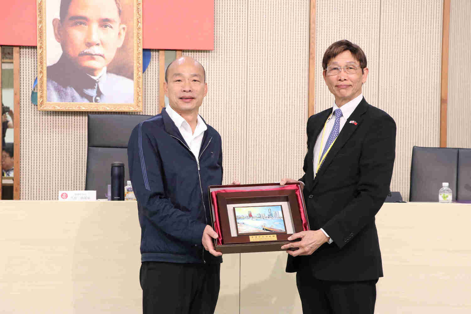 韓國瑜(左)與日本台灣商會聯合總會總會長河道台互贈紀念品。 圖:高雄市政府/ 提供 韓國瑜(左)與日本台灣商會聯合總會總會長河道台互贈紀念品。 圖:高雄市政府/ 提供