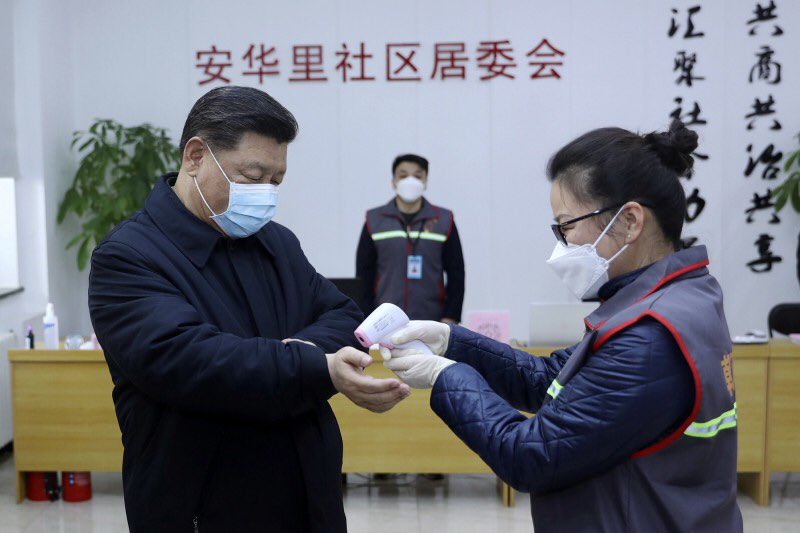 醫護人員用額溫槍測量習近平的體溫。 圖:翻攝自推特 醫護人員用額溫槍測量習近平的體溫。 圖:翻攝自推特