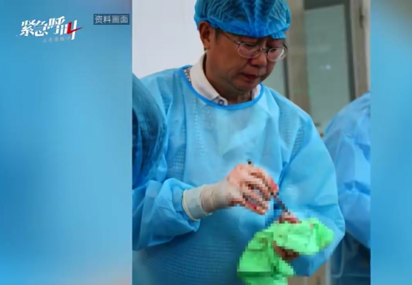 中國同濟醫學院法醫學系教授劉良16日連續解剖第1、2具武漢肺炎死者遺體,進行病理取樣。 圖:翻攝自中國微博影片 中國同濟醫學院法醫學系教授劉良16日連續解剖第1、2具武漢肺炎死者遺體,進行病理取樣。 圖:翻攝自中國微博影片
