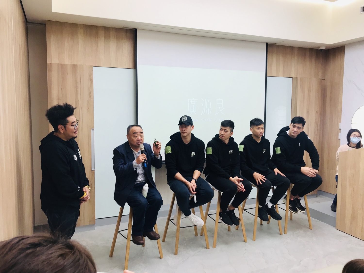 廣源良董事長施仲廣(左二)長期贊助職籃,田壘等球星以實際行動回饋。 圖:廣源良/提供 廣源良董事長施仲廣(左二)長期贊助職籃,田壘等球星以實際行動回饋。 圖:廣源良/提供