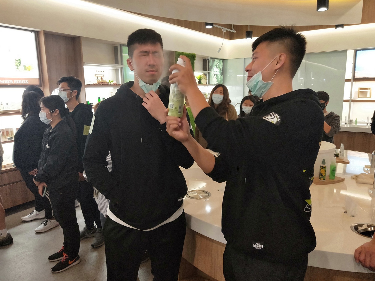 球星們互噴保養品。 圖:廣源良/提供 球星們互噴保養品。 圖:廣源良/提供