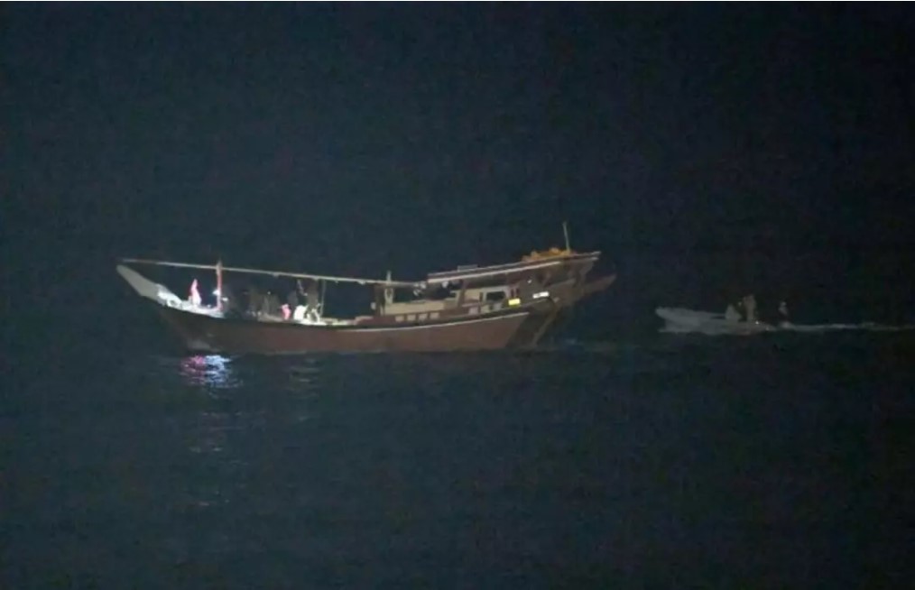 美國海軍在中東海域執行海上安全任務時,查獲了一艘單桅帆船。 圖:翻攝自微信 美國海軍在中東海域執行海上安全任務時,查獲了一艘單桅帆船。 圖:翻攝自微信