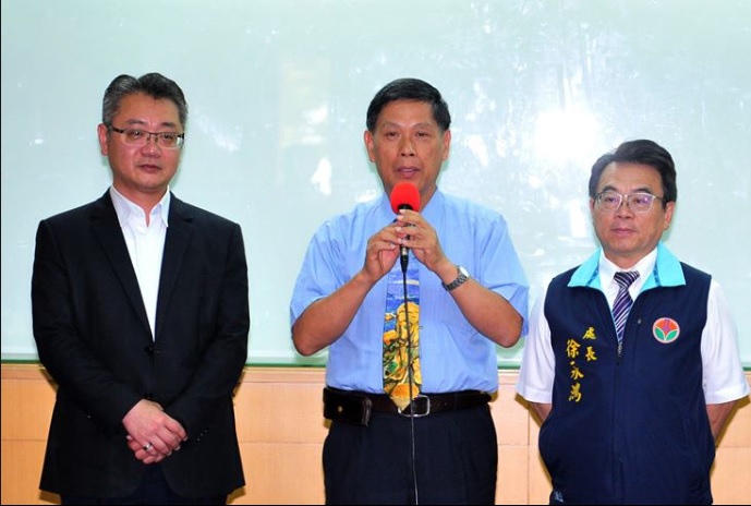 新竹縣教育處長劉明超(左一)。 圖:翻攝清華大學臉書專頁 新竹縣教育處長劉明超(左一)。 圖:翻攝清華大學臉書專頁