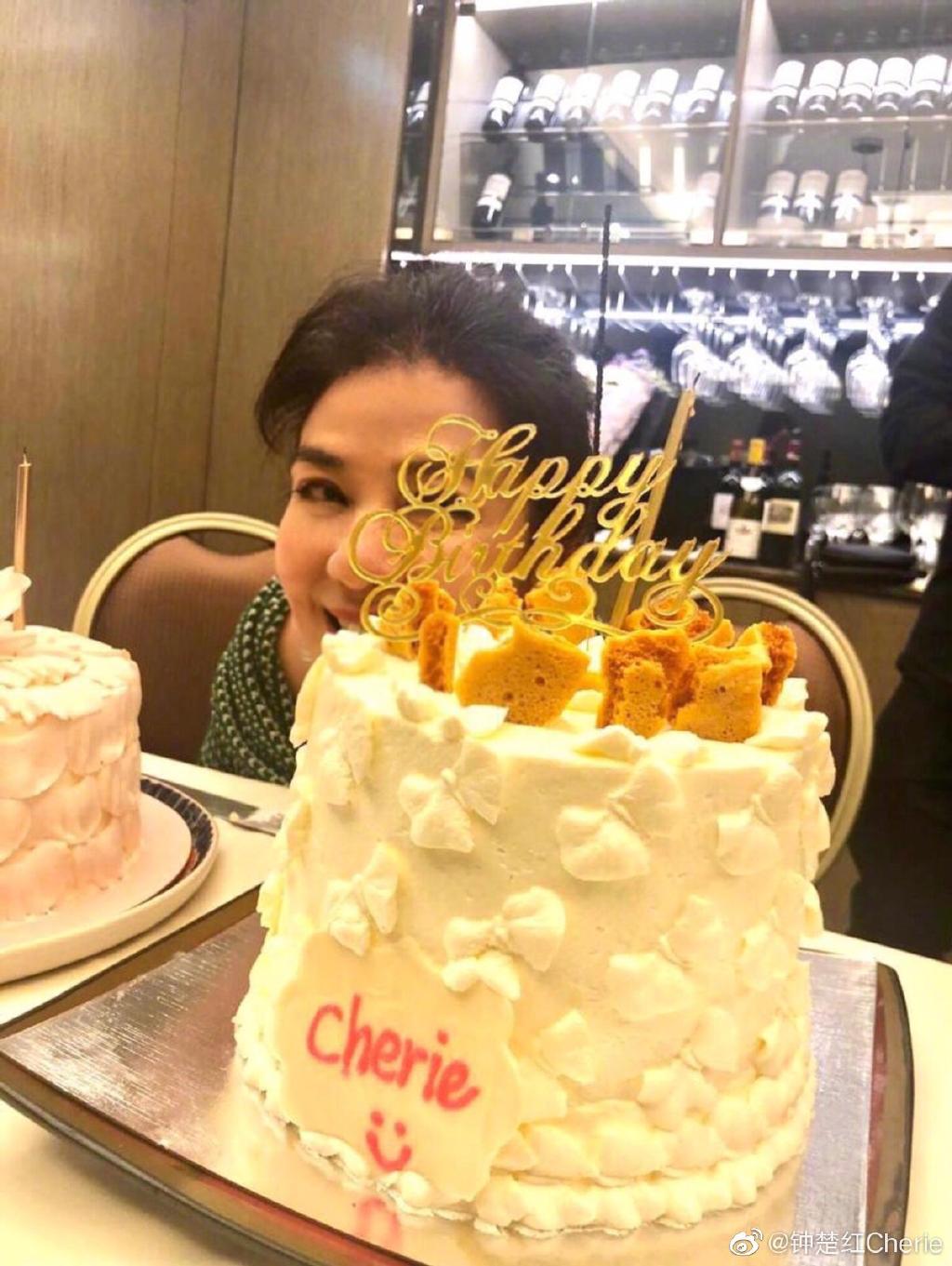 鐘楚紅保養得宜,被網友盛讚「歲月從不敗美人」。 圖:取自鍾楚紅 Cherie 微博 鐘楚紅保養得宜,被網友盛讚「歲月從不敗美人」。 圖:取自鍾楚紅 Cherie 微博