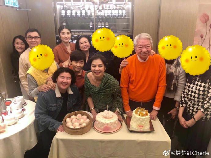 鐘楚紅於微博曬出60歲生日慶生照片,知名製片蔡瀾(右3)也現身。 圖:取自鍾楚紅 Cherie 微博 鐘楚紅於微博曬出60歲生日慶生照片,知名製片蔡瀾(右3)也現身。 圖:取自鍾楚紅 Cherie 微博
