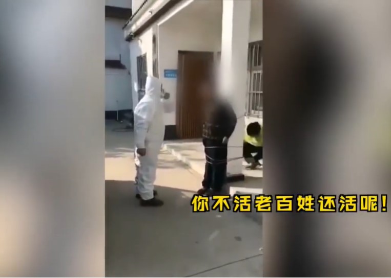 疫情管控人員終於受不了,將他綁在一間房子的柱子上,他辯稱是一時大意而忘了戴。 圖:翻攝自梨視頻 疫情管控人員終於受不了,將他綁在一間房子的柱子上,他辯稱是一時大意而忘了戴。 圖:翻攝自梨視頻