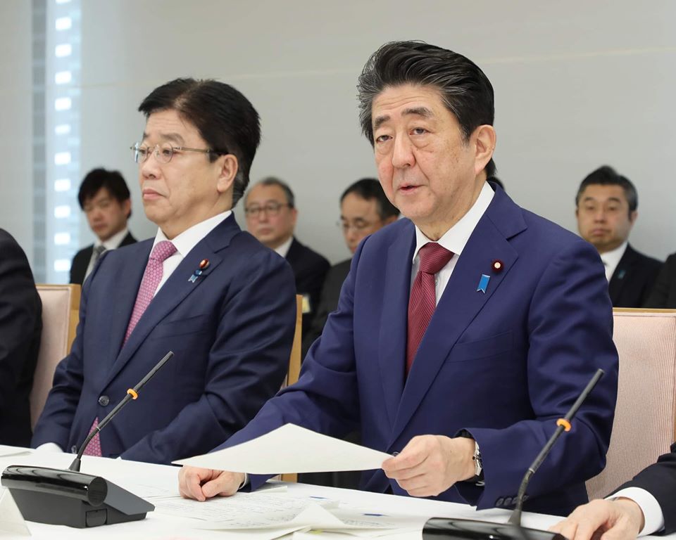 日本首相安倍晉三(右)也傳出受到武漢肺炎威脅,因為採訪他的1名女記者搭過確診司機的包車,目前在家隔離中。 圖:翻攝自首相官邸臉書 日本首相安倍晉三(右)也傳出受到武漢肺炎威脅,因為採訪他的1名女記者搭過確診司機的包車,目前在家隔離中。 圖:翻攝自首相官邸臉書