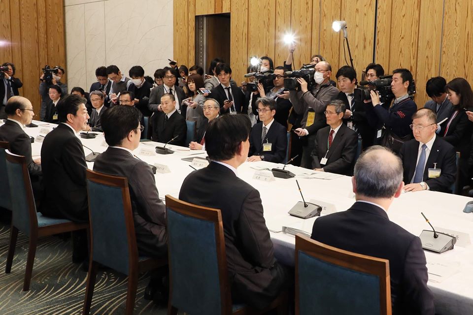 日本政府16日召開記者會時,儘管國內已經出現不少武漢肺炎確診病例,但戴口罩者仍是少數。 圖:翻攝自首相官邸臉書 日本政府16日召開記者會時,儘管國內已經出現不少武漢肺炎確診病例,但戴口罩者仍是少數。 圖:翻攝自首相官邸臉書