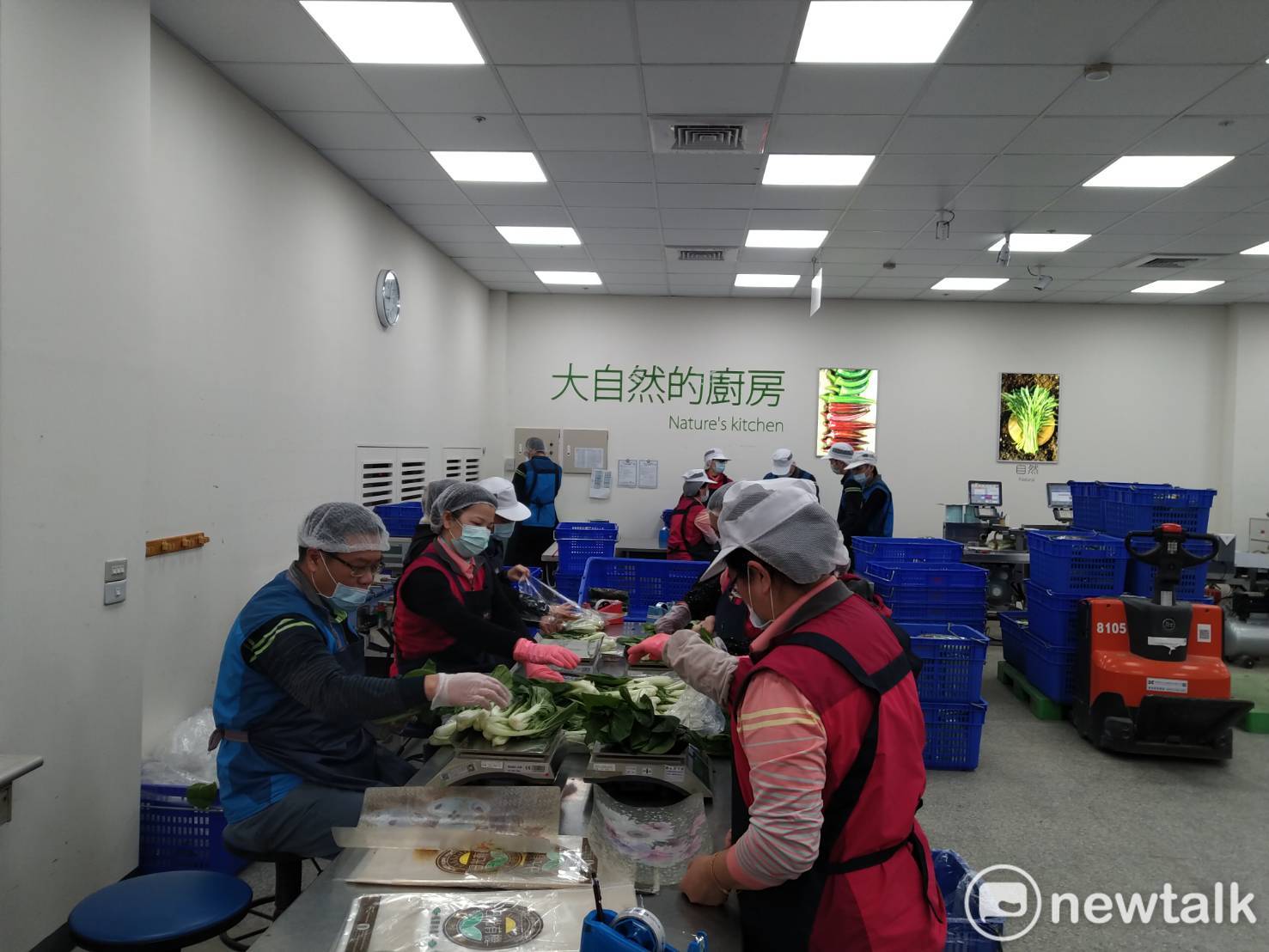 原本因為學校營養午餐停止供應而滯銷的96噸有機蔬菜全數銷售一空。 圖:林昀真/攝 原本因為學校營養午餐停止供應而滯銷的96噸有機蔬菜全數銷售一空。 圖:林昀真/攝