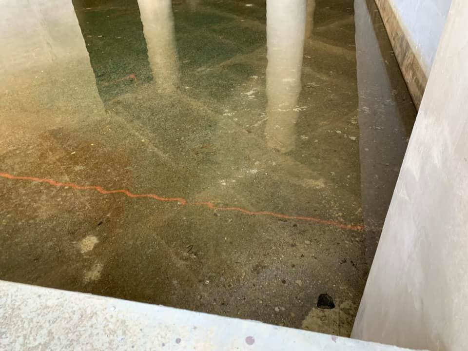 康裕成指出,滯洪池設在停車場的地下室竟然積水盈尺。最近沒有下雨,今天更是大晴天,竟然積水! 圖:翻攝自康裕成臉書 康裕成指出,滯洪池設在停車場的地下室竟然積水盈尺。最近沒有下雨,今天更是大晴天,竟然積水! 圖:翻攝自康裕成臉書