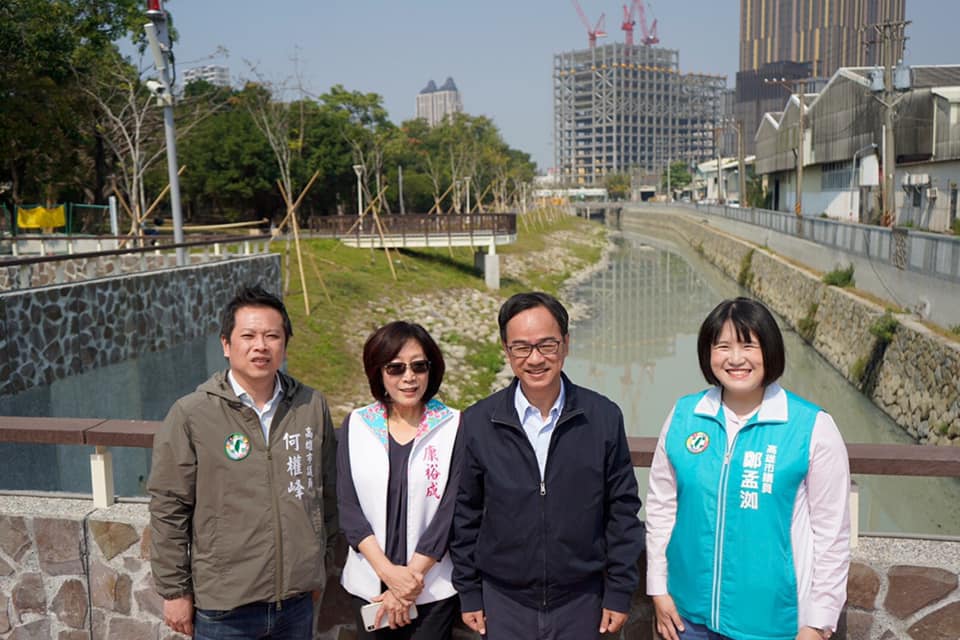 高雄市議員康裕成、李昆澤、何權峰、鄭孟洳等人會勘。 圖:翻攝自康裕成臉書 高雄市議員康裕成、李昆澤、何權峰、鄭孟洳等人會勘。 圖:翻攝自康裕成臉書