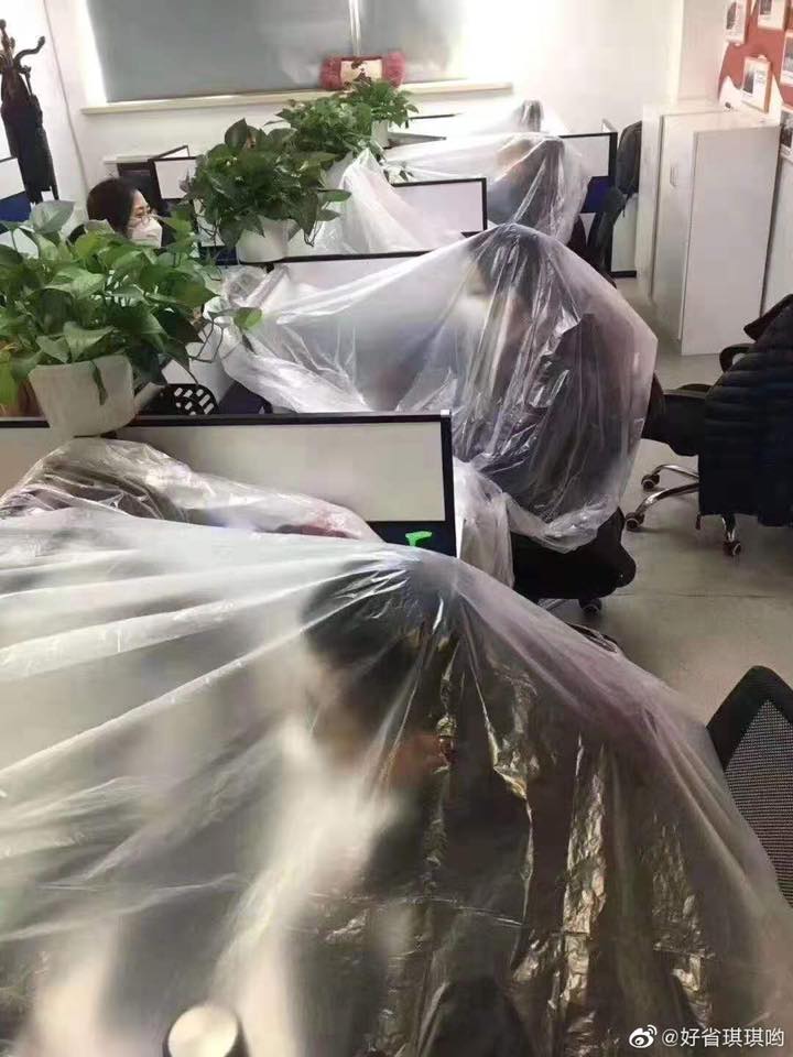 辦公室職員紛紛用塑膠袋當作隔間,避免自己感染。 圖:翻攝自微博 辦公室職員紛紛用塑膠袋當作隔間,避免自己感染。 圖:翻攝自微博