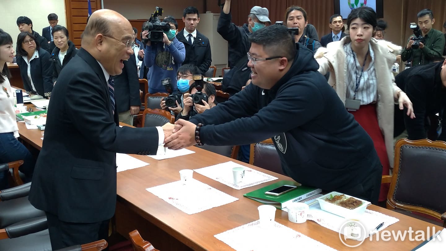 蘇貞昌與綠委蔡易餘握手寒暄。 圖:陳佩君/攝 蘇貞昌與綠委蔡易餘握手寒暄。 圖:陳佩君/攝