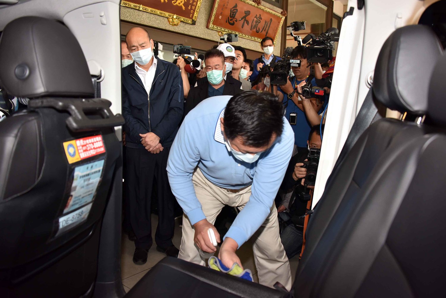 韓國瑜(左)視察計程車運將防疫情形。 圖:高雄市政府/提供 韓國瑜(左)視察計程車運將防疫情形。 圖:高雄市政府/提供