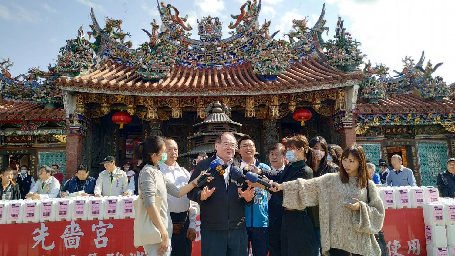 李乾龍(左三)率先嗇宮董監事購捐「次氯酸水」生成機。 圖:先嗇宮提供 李乾龍(左三)率先嗇宮董監事購捐「次氯酸水」生成機。 圖:先嗇宮提供