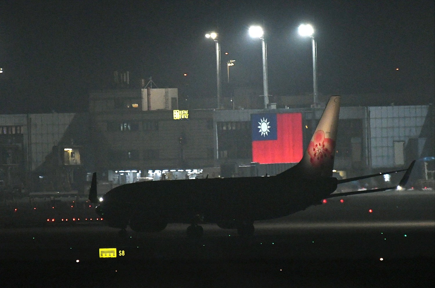 鑽石公主號包機21日晚間9時48分降落桃園國際機場。 圖:林昀真/攝 鑽石公主號包機21日晚間9時48分降落桃園國際機場。 圖:林昀真/攝