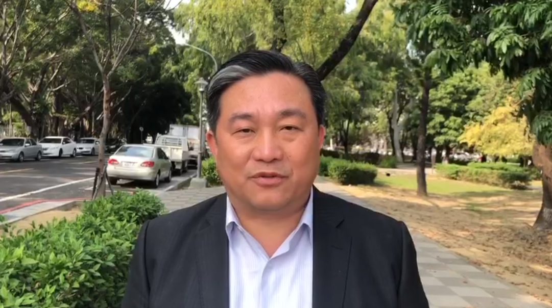 王定宇今天拍影片向吳斯懷說明爭議問題點。 圖:翻攝自王定宇臉書 王定宇今天拍影片向吳斯懷說明爭議問題點。 圖:翻攝自王定宇臉書