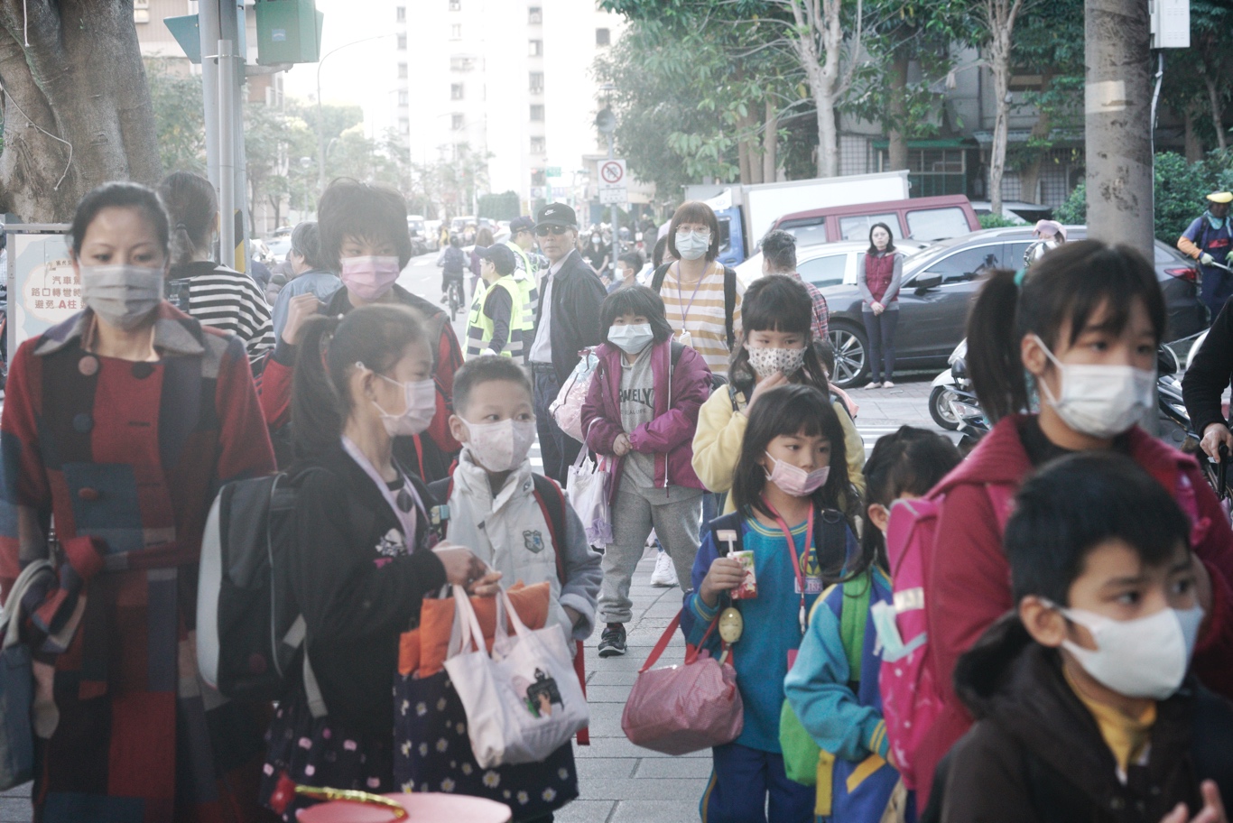 今天是中、小學開學日,許多小朋友們都戴上口罩上學,做好個人的防疫措施。 圖:張良一/攝 今天是中、小學開學日,許多小朋友們都戴上口罩上學,做好個人的防疫措施。 圖:張良一/攝