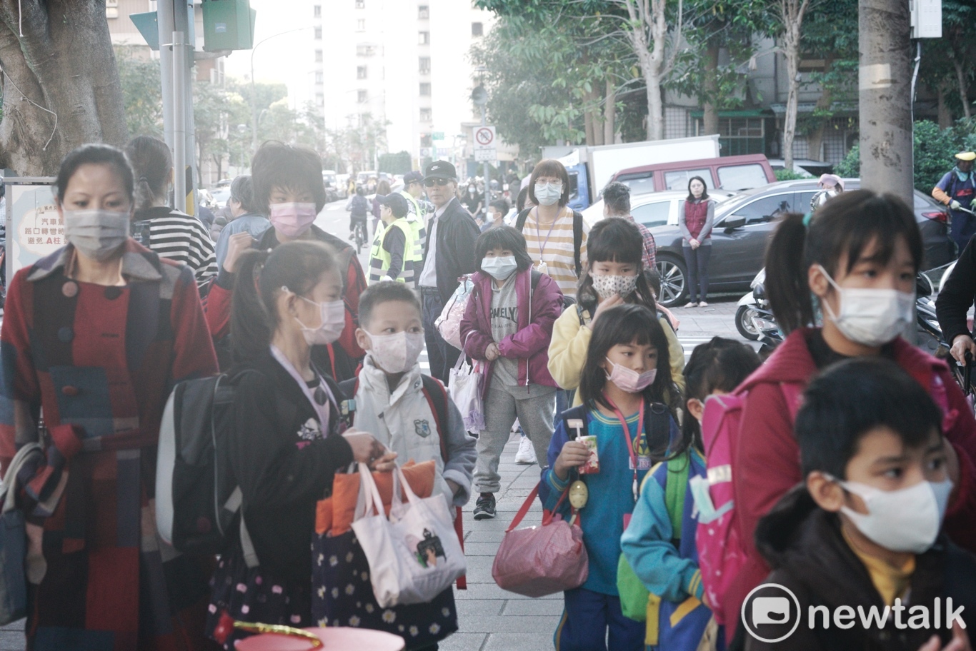 今天是中、小學開學日,許多小朋友們都戴上口罩上學,做好個人的防疫措施。 圖:張良一/攝 今天是中、小學開學日,許多小朋友們都戴上口罩上學,做好個人的防疫措施。 圖:張良一/攝
