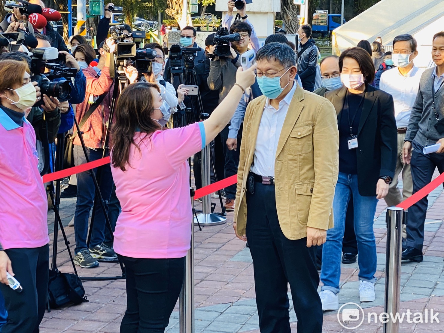 台北市長柯文哲一早前往社子國小視察校園防疫,先量測額溫。 圖:周煊惠 /攝 台北市長柯文哲一早前往社子國小視察校園防疫,先量測額溫。 圖:周煊惠 /攝