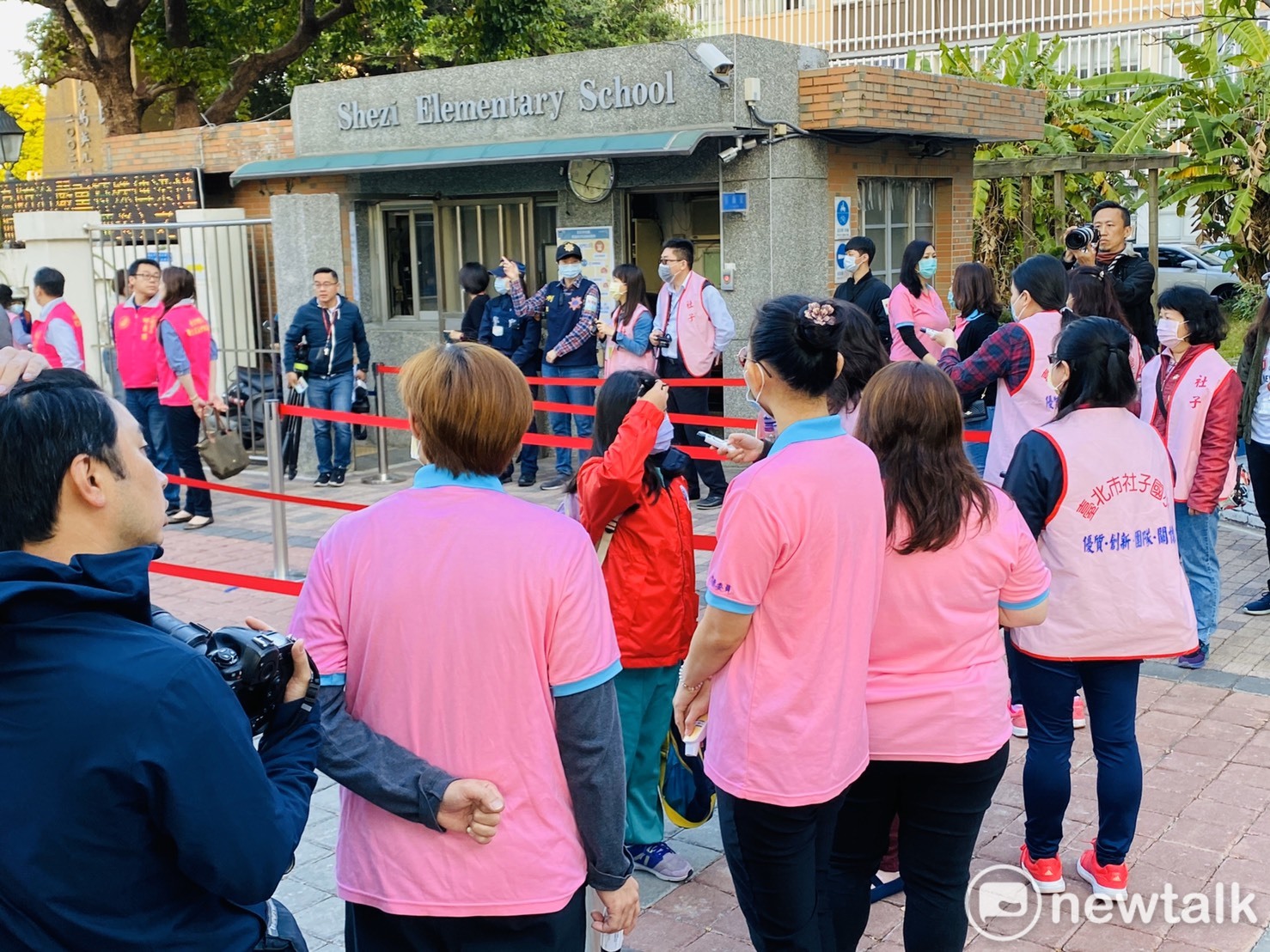 今(25)日為開學日,校園防疫如臨大敵。 圖:周煊惠 /攝 今(25)日為開學日,校園防疫如臨大敵。 圖:周煊惠 /攝