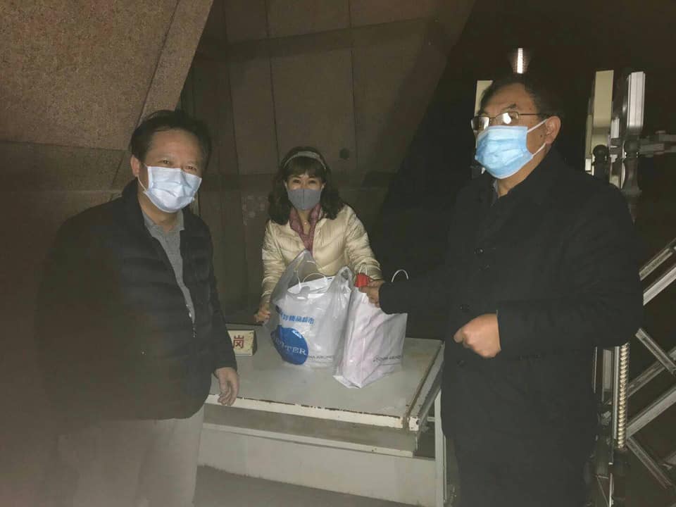 血友病童的母親昨晚帶著兒子已搭機返台,面對外界爭議,她在政論節目上透露,會開記者會澄清,並保留法律追訴權。 圖:翻攝自姚人多臉書 血友病童的母親昨晚帶著兒子已搭機返台,面對外界爭議,她在政論節目上透露,會開記者會澄清,並保留法律追訴權。 圖:翻攝自姚人多臉書