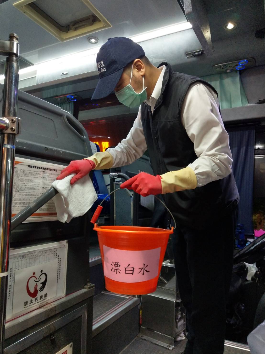 首都及臺北客運「台北-宜蘭」國運客運的各班次,都進行車內消毒防疫工作。 圖:首都及臺北客運提供 首都及臺北客運「台北-宜蘭」國運客運的各班次,都進行車內消毒防疫工作。 圖:首都及臺北客運提供