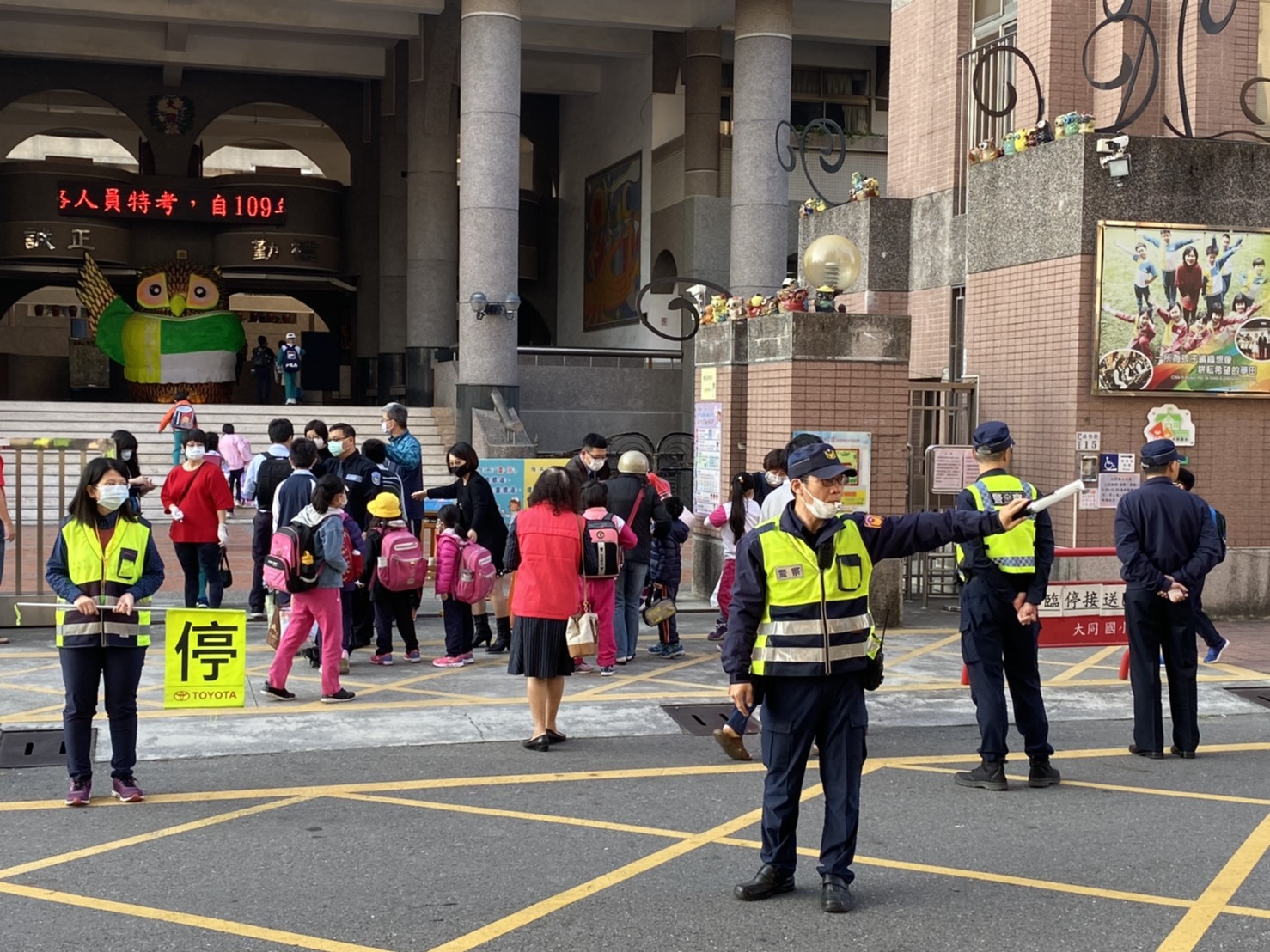 開學日防疫作戰如臨大敵,警方在各校門口維持秩序。 圖:嘉義市大同國小/提供 開學日防疫作戰如臨大敵,警方在各校門口維持秩序。 圖:嘉義市大同國小/提供