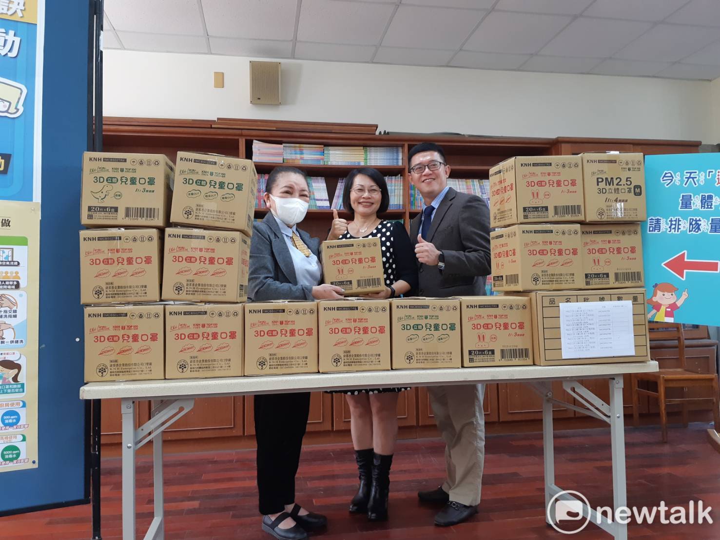 嘉義市大同國小校友會理事長黃秀子(左)捐贈3D口罩給母校師生,由校長盧淑娟及家長會長蕭貿元代表接受。 圖:蔡坤龍/攝 嘉義市大同國小校友會理事長黃秀子(左)捐贈3D口罩給母校師生,由校長盧淑娟及家長會長蕭貿元代表接受。 圖:蔡坤龍/攝