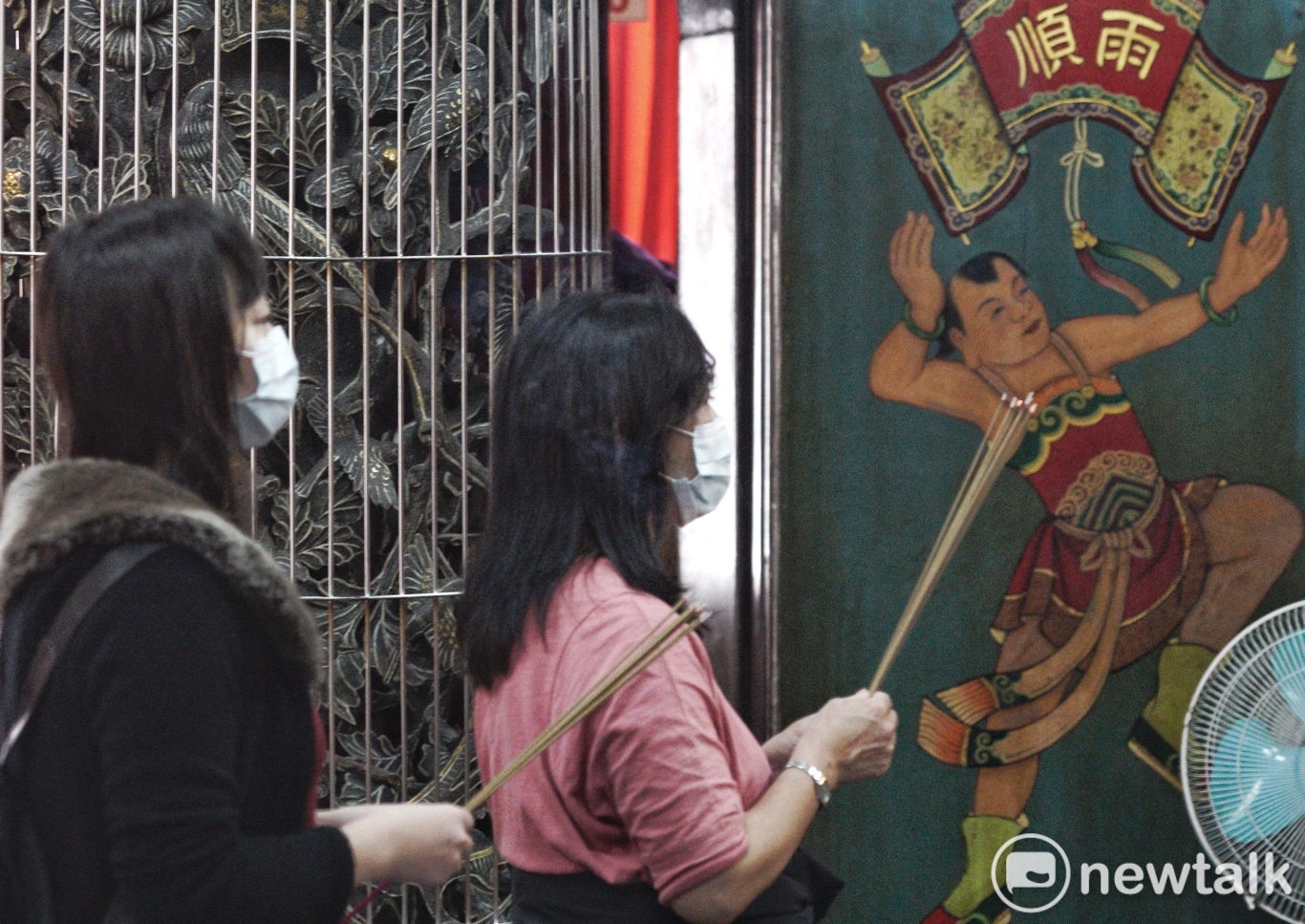 民眾戴著口罩向板橋慈惠宮天上聖母祈福。 圖:張良一/攝 民眾戴著口罩向板橋慈惠宮天上聖母祈福。 圖:張良一/攝