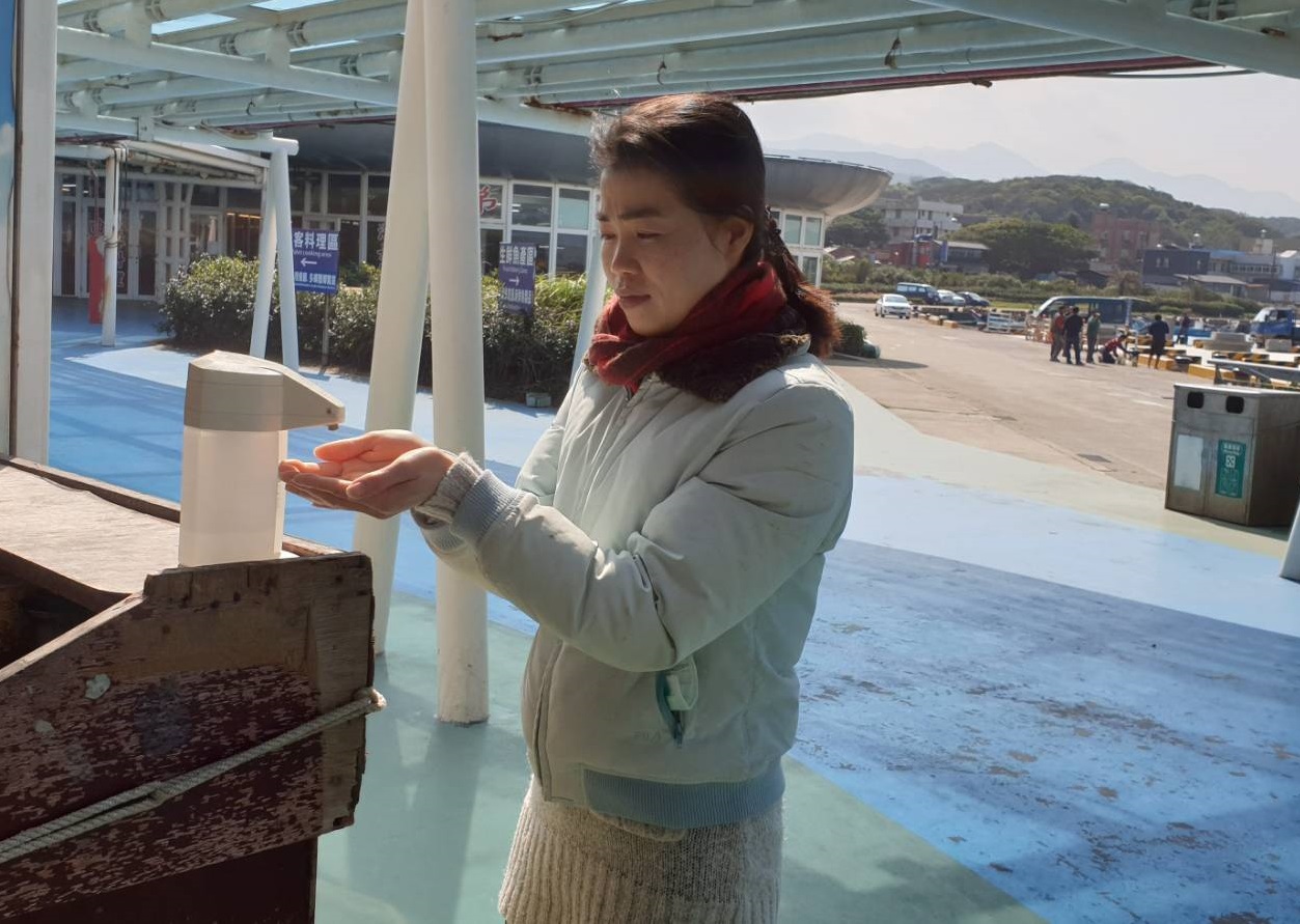 因應近期的疫情防護措施,富基魚市也提供酒精供遊客隨時消毒。 圖:新北市農業局漁管處提供 因應近期的疫情防護措施,富基魚市也提供酒精供遊客隨時消毒。 圖:新北市農業局漁管處提供