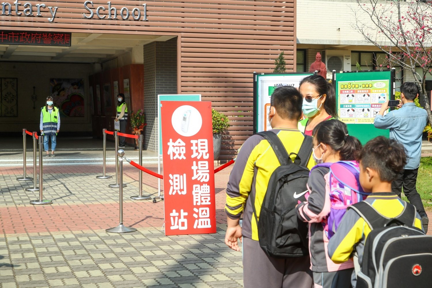 台中市傳出,截至中午為止,有8305名學生請假,且量測體溫後發現有56名學生體溫超過38度,只能請家長帶回就醫。 圖:翻攝自盧秀燕臉書 台中市傳出,截至中午為止,有8305名學生請假,且量測體溫後發現有56名學生體溫超過38度,只能請家長帶回就醫。 圖:翻攝自盧秀燕臉書