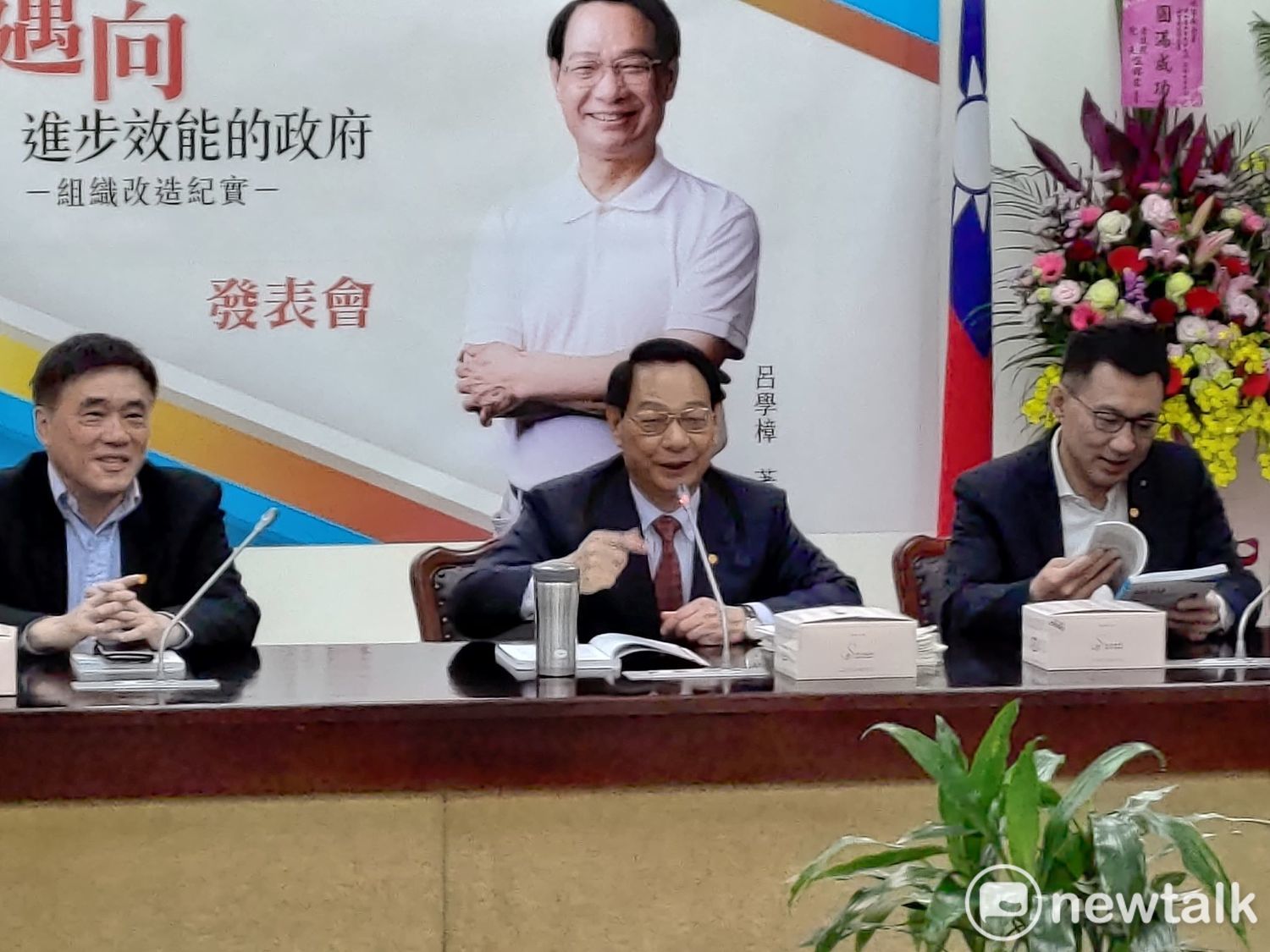 國民黨主席參選人郝龍斌與江啟臣碰頭。 圖:黃建豪/攝 國民黨主席參選人郝龍斌與江啟臣碰頭。 圖:黃建豪/攝