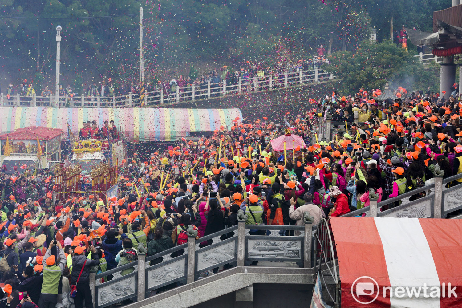 白沙屯媽祖到北港朝天宮進香,數以萬計信徒跟隨媽祖腳步前進。 圖:張良一/攝(資料照片) 白沙屯媽祖到北港朝天宮進香,數以萬計信徒跟隨媽祖腳步前進。 圖:張良一/攝(資料照片)
