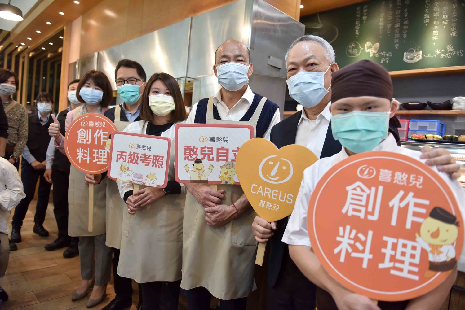 韓國瑜(右三)呼籲民眾多照顧喜憨兒餐廳。 圖:高雄市政府/提供 韓國瑜(右三)呼籲民眾多照顧喜憨兒餐廳。 圖:高雄市政府/提供