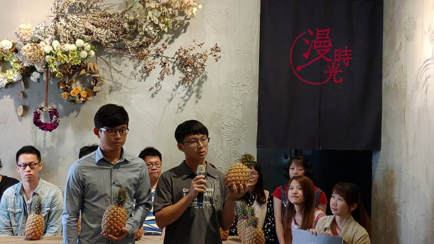 屏東農業大學青年農民涂焜棠(右)與涂翔凱(左)介紹金鑽鳳梨特色是不咬舌頭與酸甜新鮮像熱戀 圖/黃耀寬提供 屏東農業大學青年農民涂焜棠(右)與涂翔凱(左)介紹金鑽鳳梨特色是不咬舌頭與酸甜新鮮像熱戀 圖/黃耀寬提供