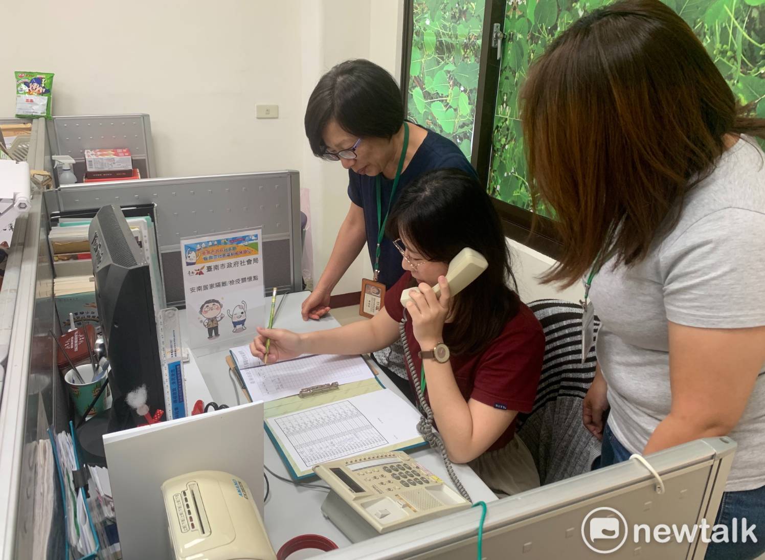 台南市政府在新營、北門、善化、玉井、安南、永康、新豐、安平、東區、麻豆、北區、南區社會福利服務中心成立居家隔離及檢疫關懷點,全面動員社工進行電話關懷服務。 圖:黃博郎/攝 台南市政府在新營、北門、善化、玉井、安南、永康、新豐、安平、東區、麻豆、北區、南區社會福利服務中心成立居家隔離及檢疫關懷點,全面動員社工進行電話關懷服務。 圖:黃博郎/攝