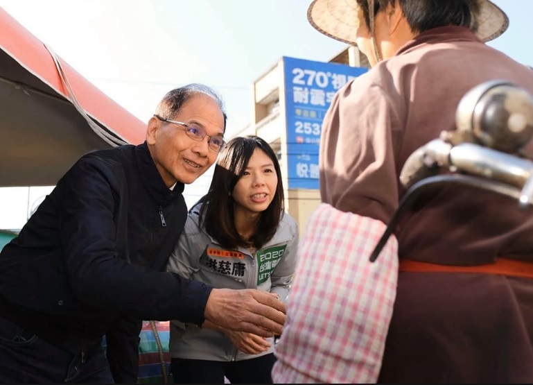 前立委洪慈庸(右)、立法院長游錫堃(左)。 圖:翻攝洪慈庸臉書 前立委洪慈庸(右)、立法院長游錫堃(左)。 圖:翻攝洪慈庸臉書
