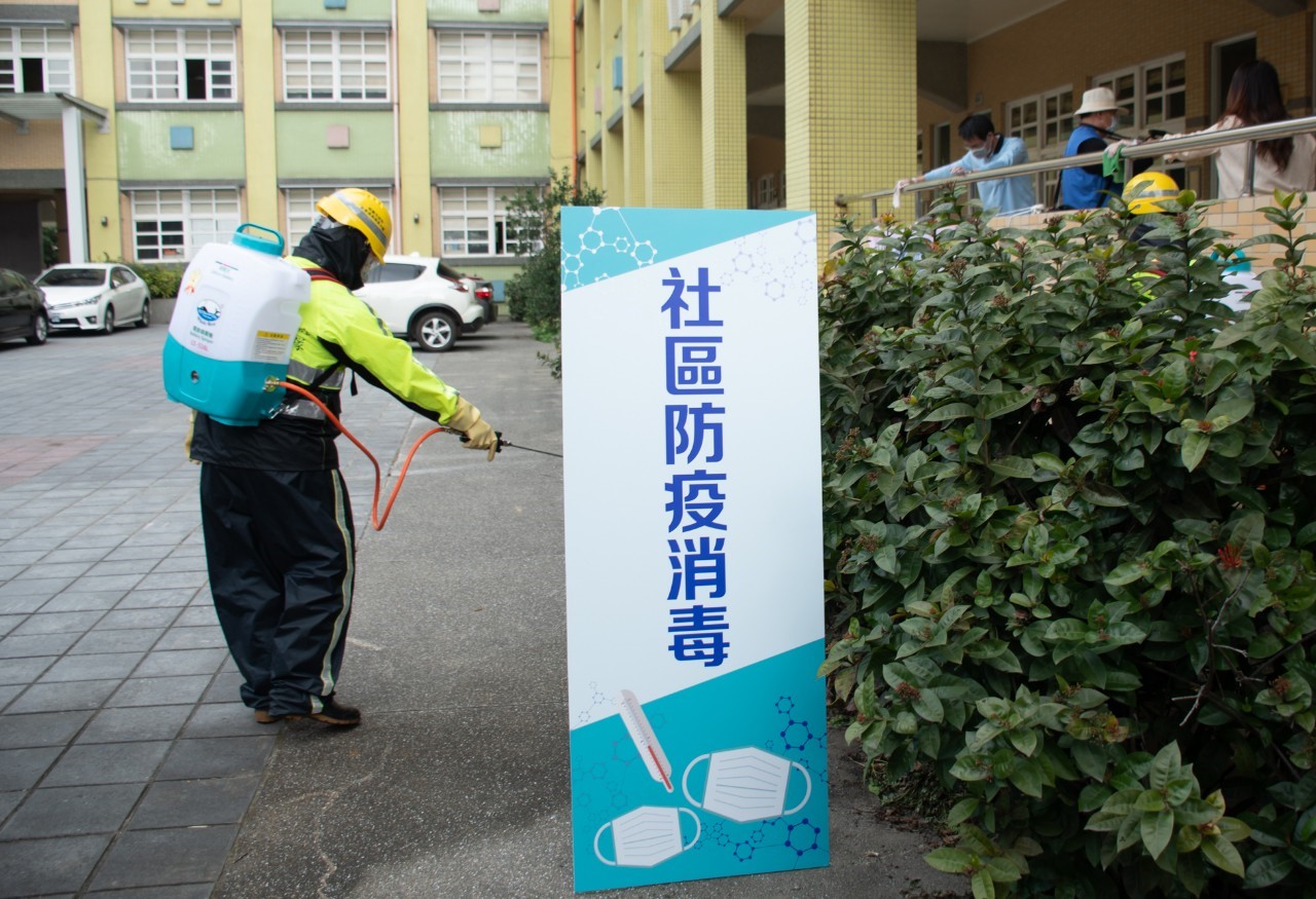 社區自主防疫演練進行消毒工作。 圖:桃園市政府/提供 社區自主防疫演練進行消毒工作。 圖:桃園市政府/提供