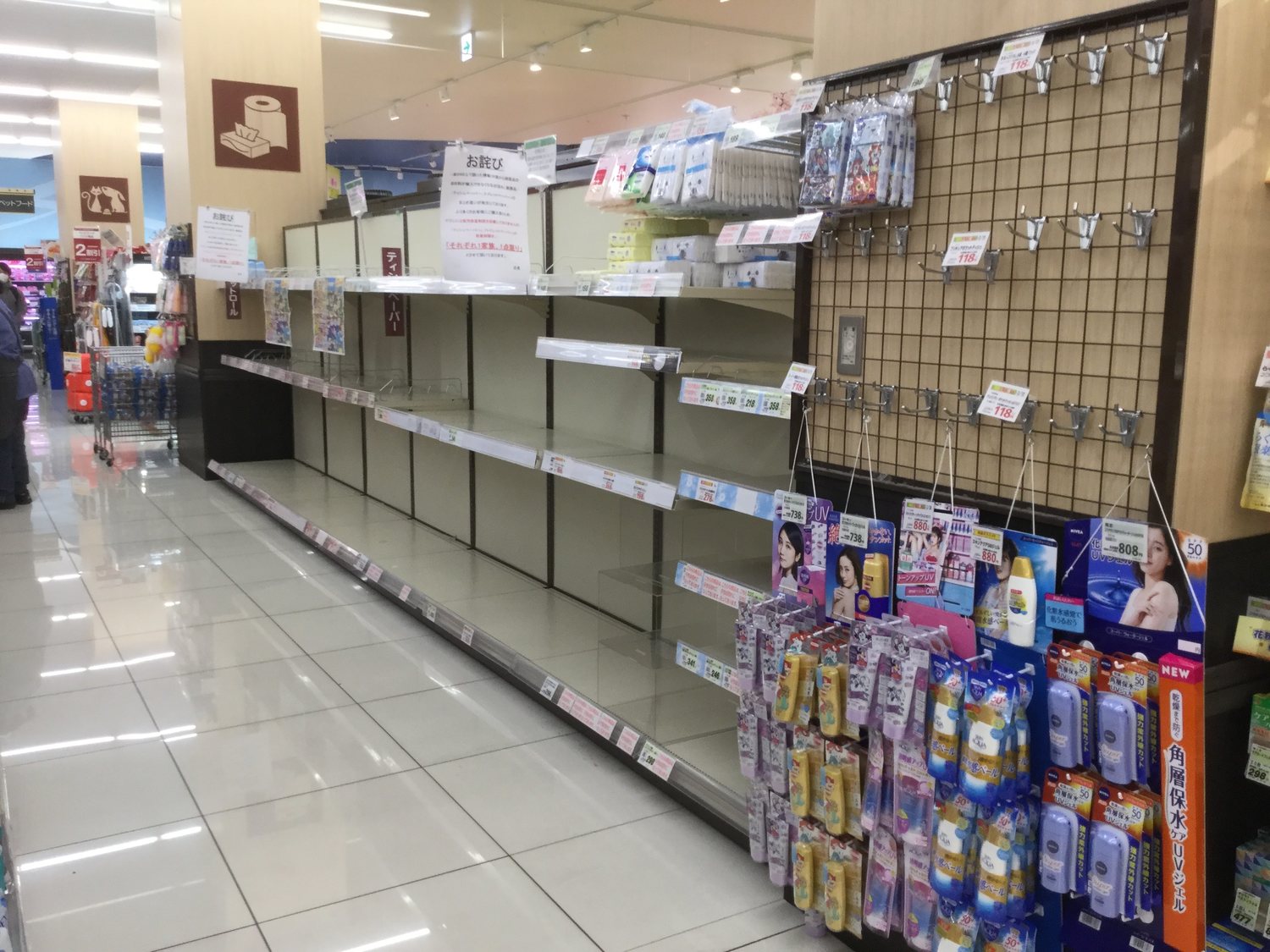 日本各處超市的衛生紙賣場紙品都被搶購一空。 圖:劉黎兒攝影 日本各處超市的衛生紙賣場紙品都被搶購一空。 圖:劉黎兒攝影