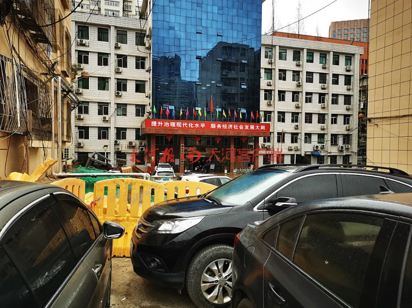 湖北監獄管理局前的巷子停滿了車。 圖:翻攝自大河報 湖北監獄管理局前的巷子停滿了車。 圖:翻攝自大河報