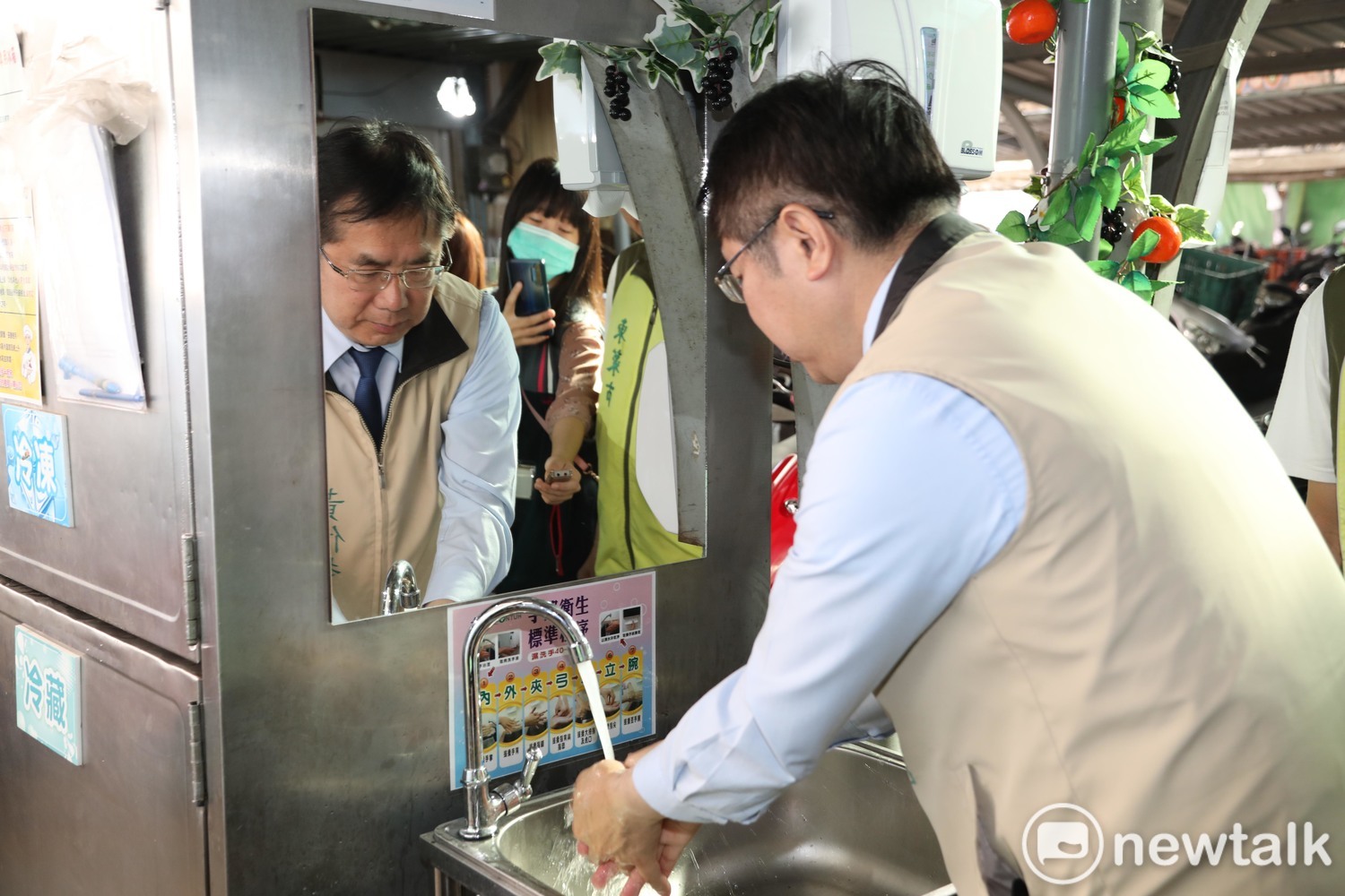 黃偉哲在菜市場示範正確洗手方法。 圖:黃博郎/攝 黃偉哲在菜市場示範正確洗手方法。 圖:黃博郎/攝