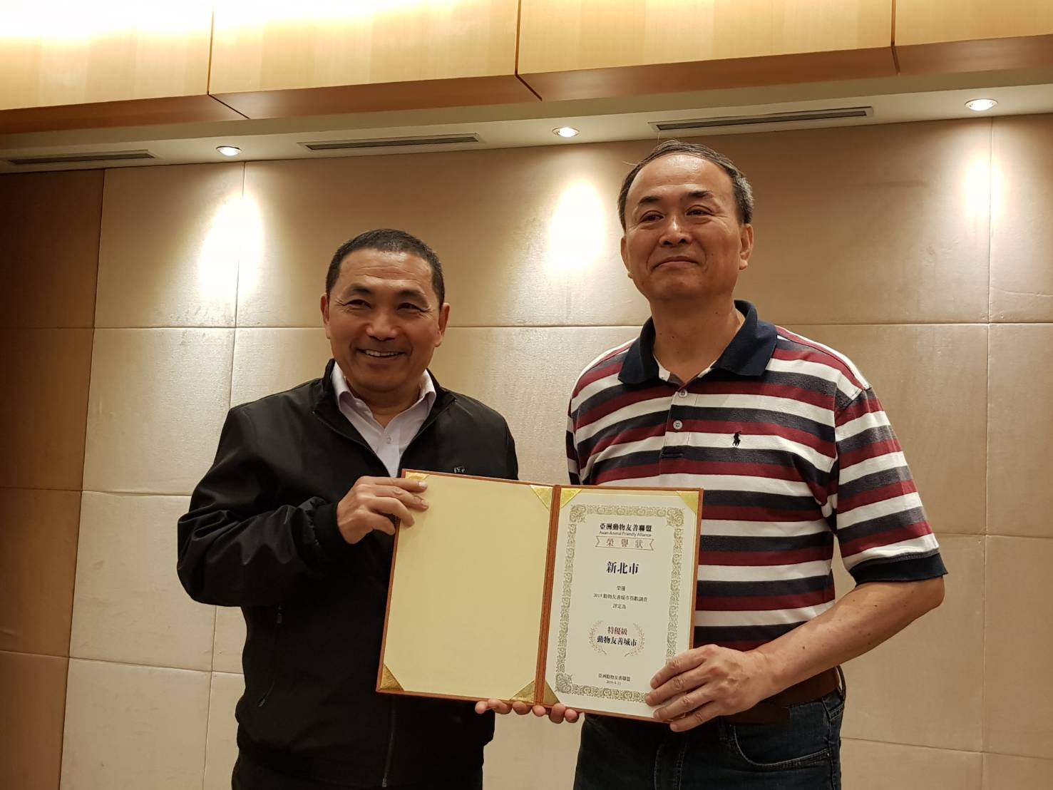 新北市去年獲「亞洲動物友善聯盟」評選為亞洲四個獲動保特優城市之一,陳淵泉獻獎給市長侯友宜。 圖:新北市動保處/提供 新北市去年獲「亞洲動物友善聯盟」評選為亞洲四個獲動保特優城市之一,陳淵泉獻獎給市長侯友宜。 圖:新北市動保處/提供