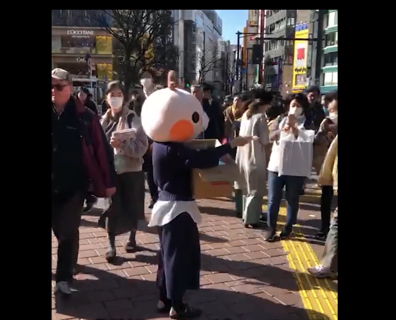 中國人女網紅在數名中國男性協助下在東京街頭發口罩,說是對日本的報恩,三天就在微博獲得二萬次以上點閱。 圖:攝自微博 中國人女網紅在數名中國男性協助下在東京街頭發口罩,說是對日本的報恩,三天就在微博獲得二萬次以上點閱。 圖:攝自微博