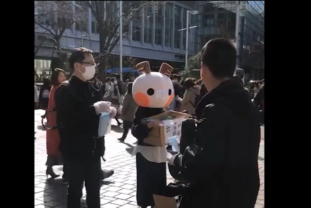 中國人女網紅在數名中國男性協助下在東京街頭發口罩,說是對日本的報恩,三天就在微博獲得二萬次以上點閱。 圖:攝自微博 中國人女網紅在數名中國男性協助下在東京街頭發口罩,說是對日本的報恩,三天就在微博獲得二萬次以上點閱。 圖:攝自微博
