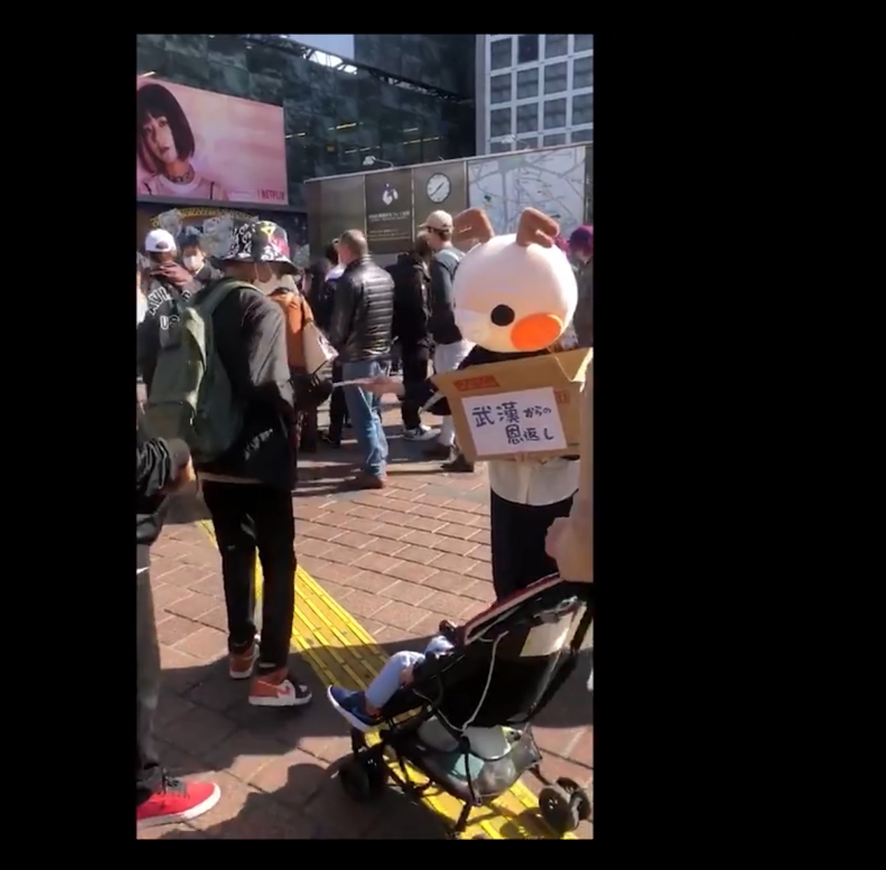 中國人女網紅在數名中國男性協助下在東京街頭發口罩,說是對日本的報恩,三天就在微博獲得二萬次以上點閱。 圖:攝自微博 中國人女網紅在數名中國男性協助下在東京街頭發口罩,說是對日本的報恩,三天就在微博獲得二萬次以上點閱。 圖:攝自微博