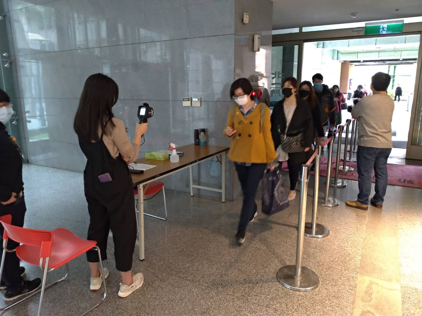 新北市府市政大樓自今天起,員工和民眾進出都必須先量體溫。 圖:王峻昌/攝 新北市府市政大樓自今天起,員工和民眾進出都必須先量體溫。 圖:王峻昌/攝